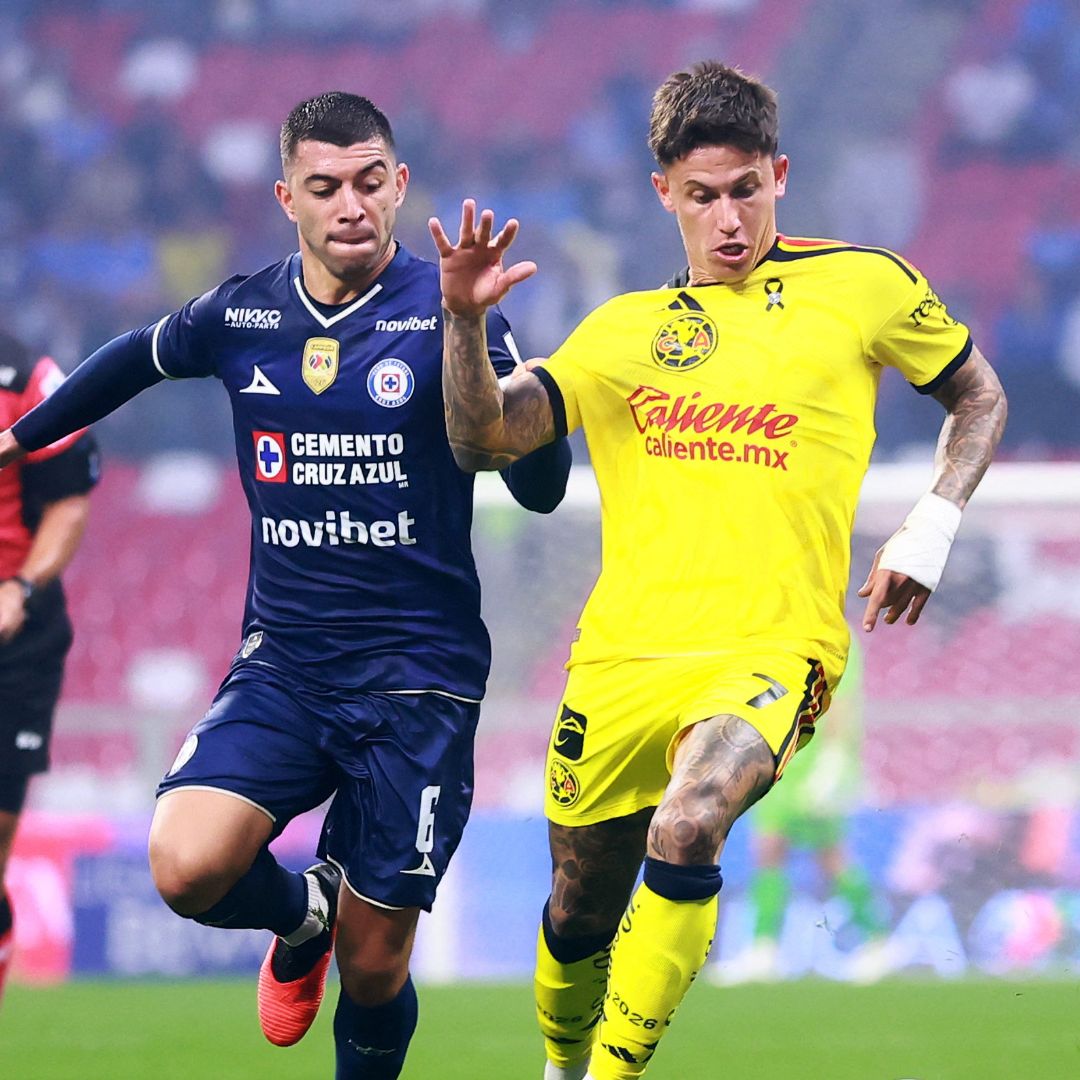 Erik Lira y Brian Rodríguez durante un Cruz Azul vs América
